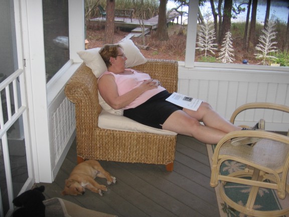 Mac settles down beside his Mistress.</A> 

<P><A HREF=